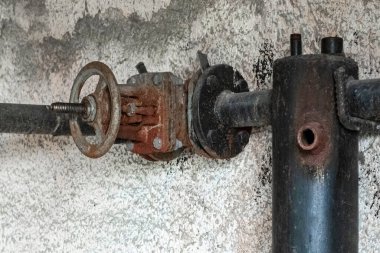 Büyük su borusu içeride sıkışıyor. Endüstriyel iç.