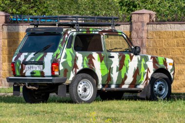 Kamuflaj altında boyanmış bir cip. Bashkortostan, Rusya - 12 Haziran 2021.