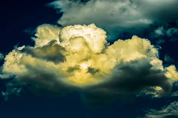 Cielo Blu Scuro Con Nube Gialla Sole Illuminato Giorno Columnus — Foto Stock