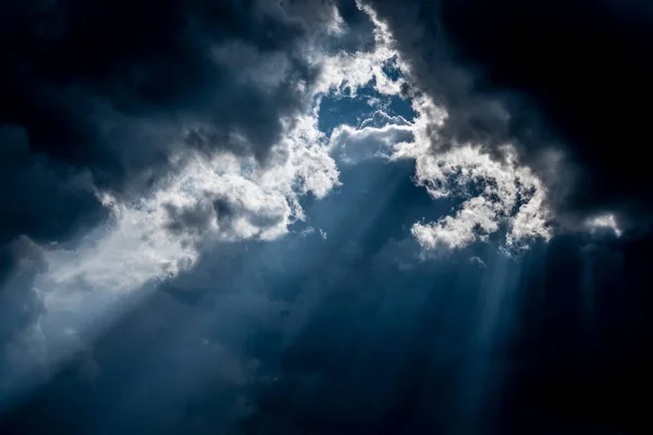 Heldere Zonnestralen Banen Zich Een Weg Door Donkere Wolken Dagcolumnus Rechtenvrije Stockafbeeldingen