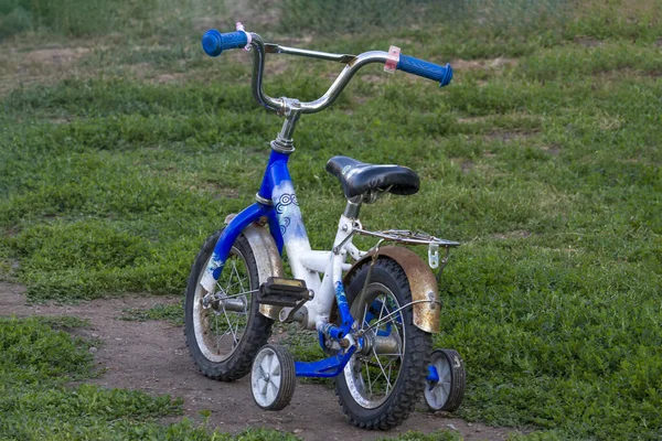 Дитячий Велосипед Підліток Синій Зеленому Газоні Вид Ззаду Відкритому Повітрі — стокове фото
