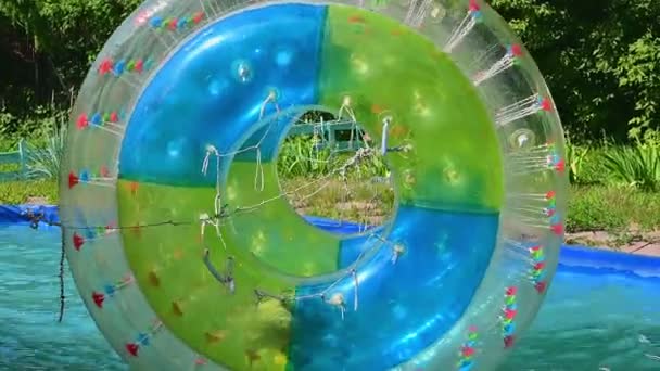 Niño Atracción Del Barril Inflable Piscina Bashkortostán Rusia Junio 2021 — Vídeos de Stock