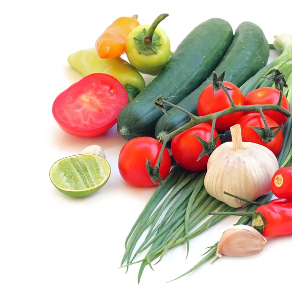 Legumes verdes frescos sobre fundo branco — Fotografia de Stock