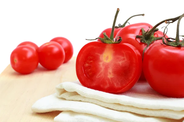 Tabla de cortar con un tomate — Foto de Stock