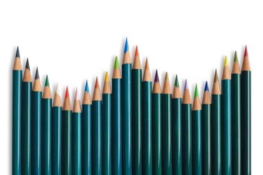 Beyaz arkaplanda renkli kalemler