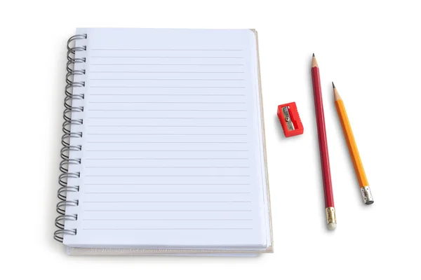 Bloco de notas em branco com lápis e apontador sobre fundo branco — Fotografia de Stock