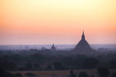 gün batımında Bagan Myanmar