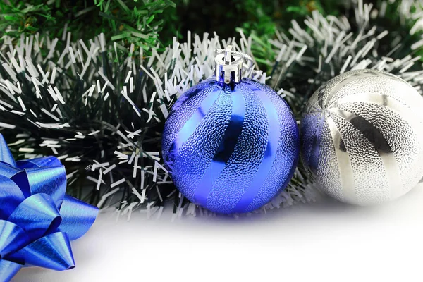 Χριστούγεννα φόντο με ένα μπλε στολίδι και διακοσμήσεις — Φωτογραφία Αρχείου