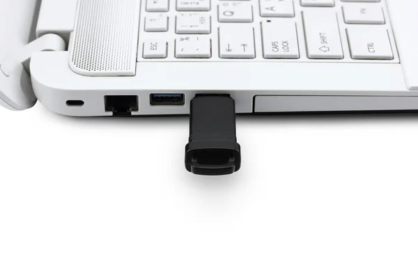 USB Flash drive op laptop aansluiten — Stockfoto