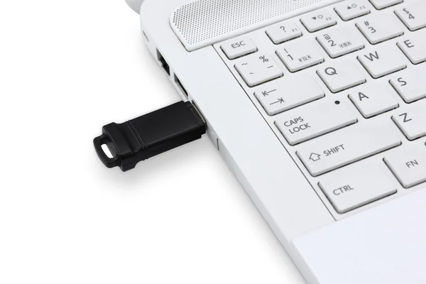 Unidade flash USB conectando ao laptop — Fotografia de Stock