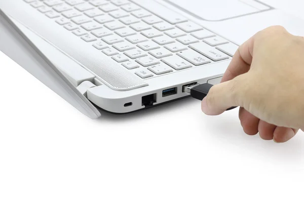 Рука, що з'єднує USB Flash-накопичувач з ноутбуком — стокове фото
