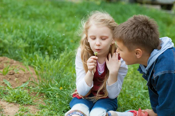 Girl and boy with flowers — Stock Photo, Image