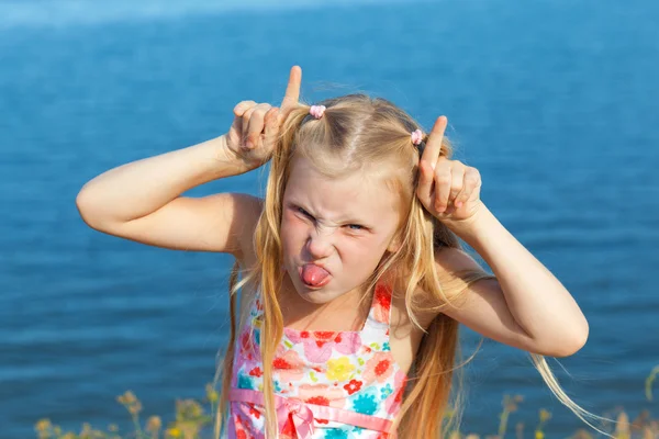 Mädchen machen Gesicht Stockbild