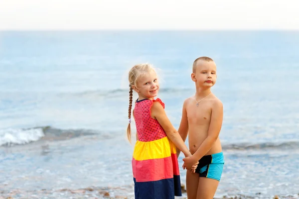 Niños en la playa Imágenes De Stock Sin Royalties Gratis