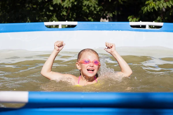 Glad tjej i poolen Stockbild