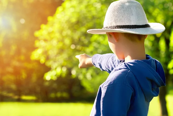 Tourist indicates the direction — Stock Photo, Image