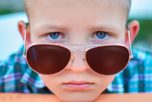 Portret van jongen close-up in zonnebril — Stockfoto