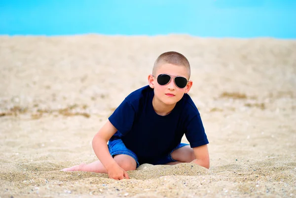Boy sea sand glasses — Stock Photo, Image
