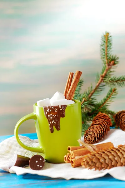 Taza de té con árbol de Navidad y canela — Foto de Stock