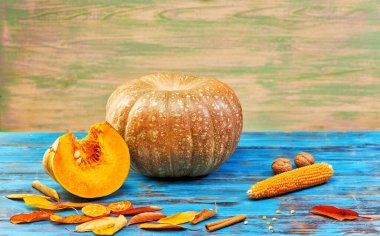 Ahşap mavi arka planda olgun balkabağı meyvesi. Stüdyoda hala hayat var.