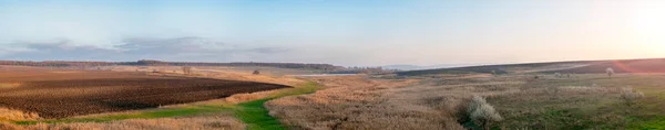 Prachtig panoramisch uitzicht op het platteland in de herfst — Stockfoto