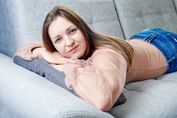 Portraits of a girl lying on the sofa relaxed — Stock Photo, Image
