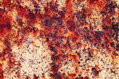 Paslı metal desen, yan ışık ile yakın plan.