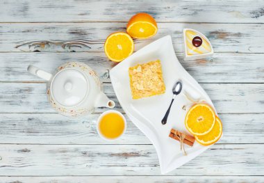 Kupa kaşığıyla sıcak çay portakal dilimleri ve şekeri aşındırıyor. Sıcak ev çayı konsepti