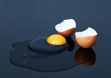 Siyah arka planda kırılmış tavuk yumurtaları. Yakın plan.