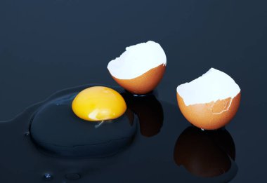 Siyah arka planda kırılmış tavuk yumurtaları. Yakın plan.