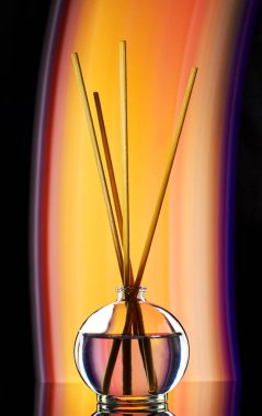 Tütsü, yapay dekoratif ışıkla çekilen yağ kavanozuna yapışır.