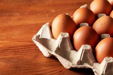 Stüdyoda yakın çekim yapılmış tavuk yumurtası.