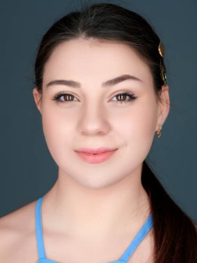 Genç şehvetli model kız. Renkli resim stüdyosu fotoğrafı.