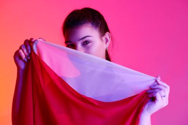 Genç şehvetli model kız. Renkli resim stüdyosu fotoğrafı.