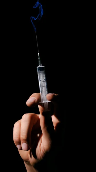 Syringe in zijn hand — Stockfoto