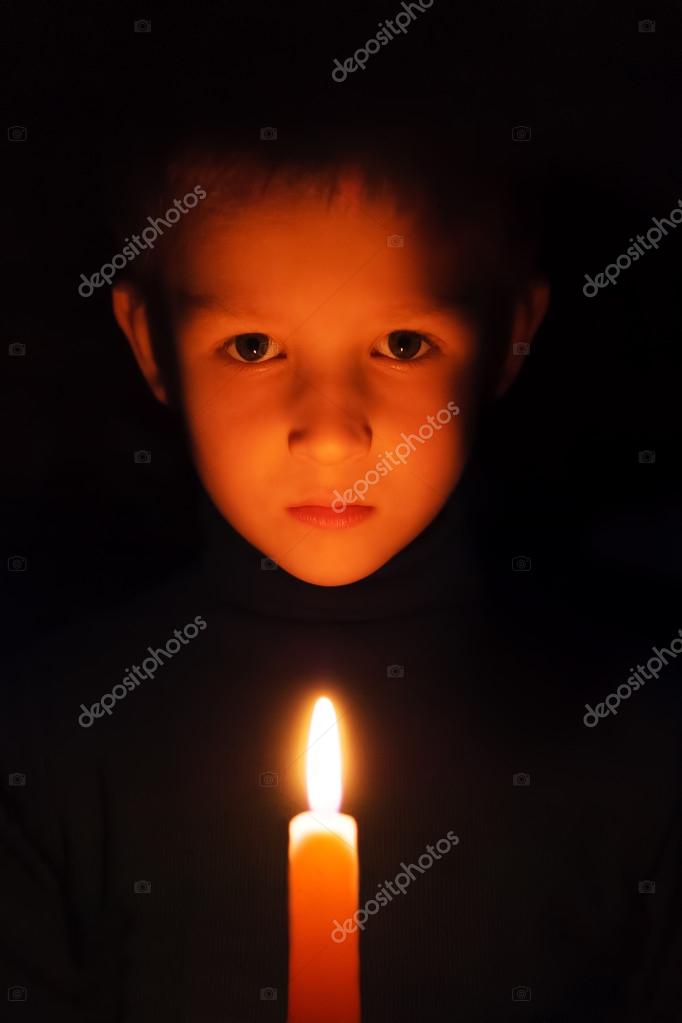 Resultado de imagem para menino com vela no escuro