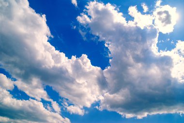 Bulutlu ve güneşli gökyüzü