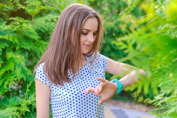 La fille regarde sa montre — Photo