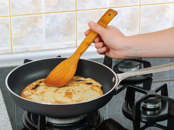 Frying pan with flying pancake — Stock Photo, Image