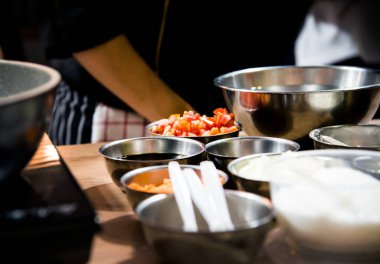 Şef yemek pişirir, Şef mutfakta yemek hazırlar, Şef dekorasyon tabağı, kapanış.