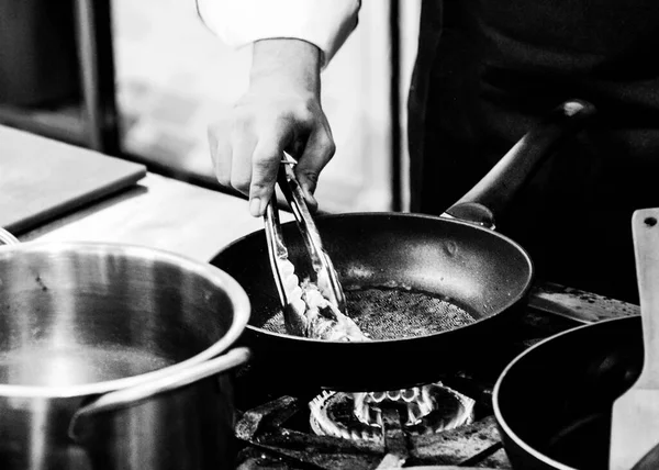 Chef Cozinhar Uma Cozinha Chef Trabalho Preto Whit — Fotografia de Stock