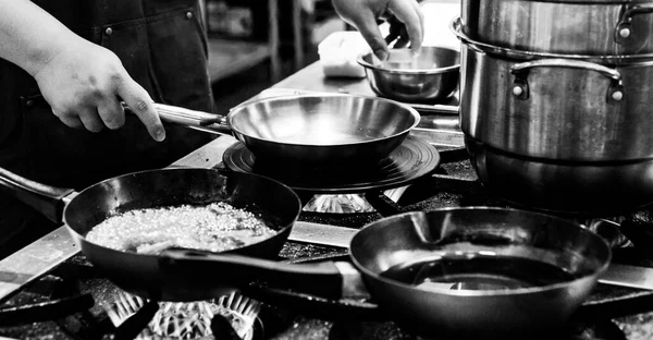 Chef Cozinhar Uma Cozinha Chef Trabalho Preto Whit — Fotografia de Stock