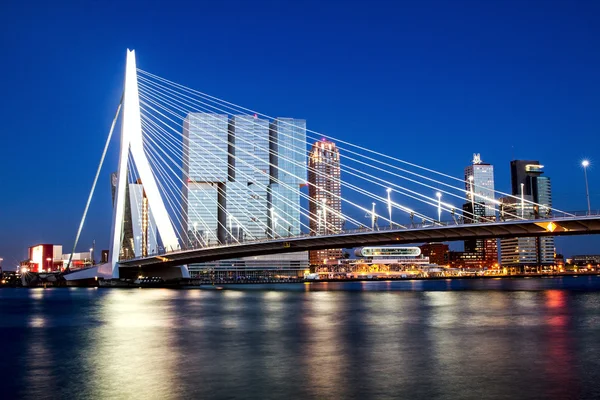 Erasmusbrücke zur blauen stunde, rotterdam, niederland — Stockfoto