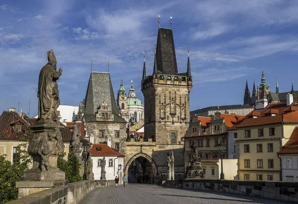 Karlsbrücke mit ihrer Statuette, dem Brückenturm der Kleinstadt und dem Turm der Judithbrücke — Stockfoto