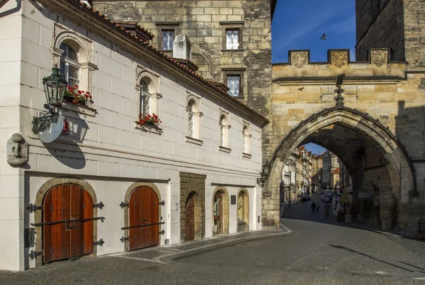 Der Turm am Ende der Karlsbrücke, das Tor zur Altstadt — Stockfoto