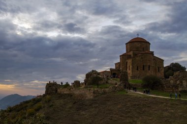 Jvari Manastırı bir Gürcü Ortodoks Manastırı yakınındaki Mtsheta olduğunu.