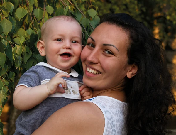 Mutlu Family.Mother ve sarılma ve öpüşme, Bebek. 