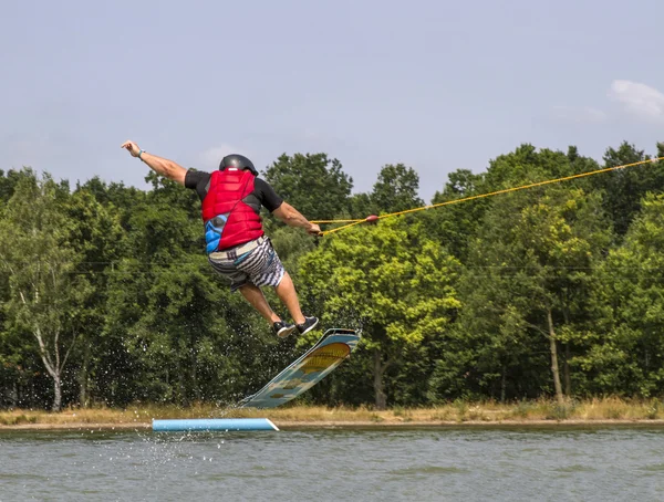Adam wakeboarding güzel bir göl üzerinde