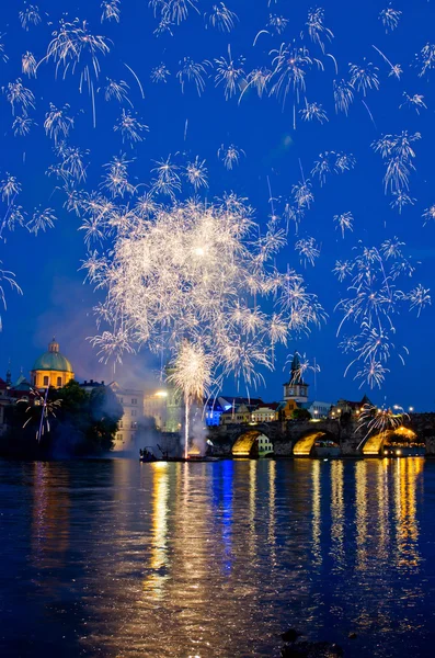 Akşam, Charles Köprüsü ve Prag, Çek Cumhuriyeti için güzel havai fişek.