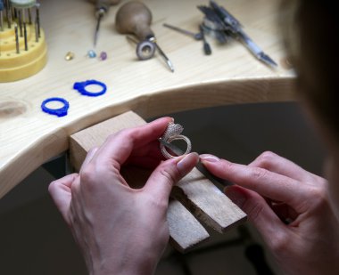 Bir jewelle el yakın çekim.